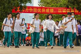 一起庆祝！阿菲夫完成双响，进球后翻过护栏与球迷拥抱